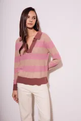 Sweater de viscosa y nylon a rayas horizontales en tonos rosa y beige, con cuello polo y mangas largas.