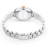 Reloj de pulsera con caja ovalada de acero inoxidable y detalles en tono oro rosa. El brazalete es de metal ajustable decorado con piedras de cristal Ultra Fine Crystal Rocks. La esfera es iridiscente blanca con el cisne de Swarovski a las 12 horas.