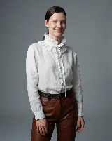 Camisa de lino color blanco, con cuello alto tipo gorguera con volados y cierre frontal con botones forrados y lazo ajustable.