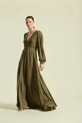 Vestido midi negro con escote en V profundo y botones dorados frontales. Presenta mangas largas abullonadas, corte en la cintura y falda fluida.