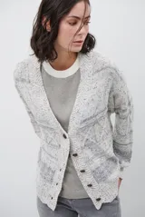 Sacon de tejido de punto grueso con diseño de ochos y rayas horizontales en contraste. Presenta cuello en V, cierre frontal con botones oscuros y mangas largas con puños acanalados.