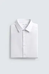 Camisa de corte slim fit confeccionada en tejido de algodón con textura. Presenta cuello italiano, manga larga con puños abotonados y cierre frontal de botones.