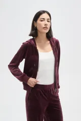 Campera con capucha de terciopelo color bordó, con cierre frontal, bolsillos tipo canguro y texto bordado en el pecho.