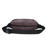Riñonera Caterpillar modelo Raymond Waist Bag, color marrón con patrón geométrico y detalles en negro. Cuenta con dos compartimentos principales con cierre de cremallera, bolsillo trasero oculto, llavero desmontable y correa ajustable con hebilla.