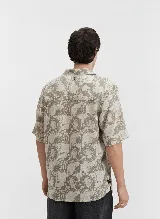 Camisa de manga corta estampada con cuello pijama.