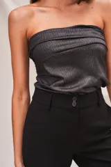 Top strapless negro con textura acanalada y corte ajustado.