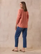 Buzo tejido color salmón de hilado fino, marca Cable & Gauge. Escote redondo con calados. Manga ¾, modelo dolman con aplique de botones dorados.