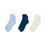 Pack de tres pares de medias tobilleras Jordan, en colores negro, blanco y bordó. Presentan el logo Jumpman bordado en el lateral y una franja de contraste en la puntera.