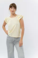 Musculosa rosa de corte clásico con cuello redondo y volados en los hombros.