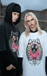Remera blanca de corte oversize con estampa frontal de un oso de peluche rosa con máscara de gas, rodeado por una estructura ósea.