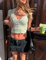 Mini falda marrón con volados en el ruedo y cinturón negro.