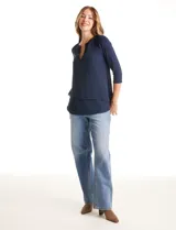 Blusa de diseño asimétrico con frente superpuesto en gasa y mangas tres cuartos. Presenta escote en V con pequeña abertura y espalda en tejido modal.