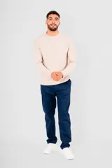 Pantalón chino de hombre, color verde oliva, de corte recto y tiro medio, con bolsillos laterales y traseros.