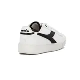 Championes urbanos Diadora modelo Set, color blanco con logo lateral en negro. Presentan suela de plataforma gruesa con textura acanalada en el borde.