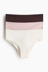 Pack de tres bombachas tipo hipster confeccionadas en microfibra, con cintura estándar y cobertura media. Incluye colores blanco, rosado y marrón oscuro.