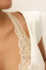 Soutien tipo bralette negro de encaje con diseño floral, espalda estilo nadador y elástico en el bajo busto para sujeción.