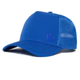 Gorra Goorin Bros tipo trucker, color azul con paneles de malla en la parte trasera y logo bordado en el frente.