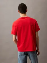 Remera roja de algodón con cuello redondo y logo estampado de Calvin Klein NYC en blanco.