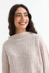 Sweater de tejido de punto acanalado en color gris, con cuello alto y mangas largas con diseño oxford acampanado.