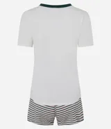 Pijama corto de viscolycra, compuesto por una blusa de manga corta color crema con cuello redondo y ribete verde, y un estampado frontal de un perro durmiendo en un sofá con la frase "Dog Dreams". El short es de corte recto, con cintura elástica y estampado de rayas rosas y verdes.