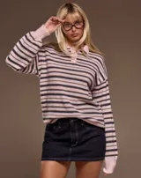Sweater de punto con diseño de rayas horizontales en tonos rosa y azul marino. Presenta cuello tipo polo con cierre de botones, mangas largas con puños acanalados y un calce relajado.