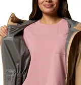 Campera impermeable Columbia con tecnología Omni-Tech y costuras selladas. Presenta capucha con visera, cierre frontal bidireccional, cintura ajustable con cordón, bolsillos laterales con cierre y puños ajustables.