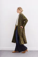 Kimono largo con estampado batik, mangas largas y bolsillos laterales.