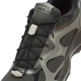 Championes de trekking y senderismo Merrell Speedarc Matis, de color verde militar con detalles en gris, rojo y negro, con sistema de cordones elásticos y suela chunky de diseño ondulado.
