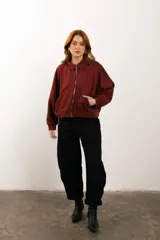 Buzo celeste de corte holgado, con cuello polo y cierre frontal parcial.