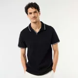 Remera polo de piqué de algodón color negro, de manga corta, con detalles de líneas blancas en el cuello y en los bordes de las mangas. Modelo EZA84.