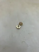 Par de aros dorados con forma de tuerca hexagonal y cierre tipo argolla.