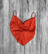 Top con breteles finos, escote drapeado y corte irregular.