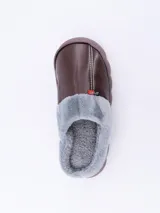 Pantuflas cerradas color marrón con interior de piel sintética gris.