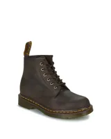 Bota de cuero estilo combat, color marrón oscuro con acabado mate. Presenta cordones al tono, costuras amarillas características en la suela y tirador trasero con logo.