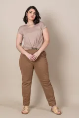 Remera color beige de algodón, con escote redondo con abertura en forma de gota y nudo en el frente.