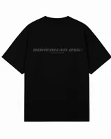 Remera de algodón color negro con corte holgado y estampa minimalista en la espalda con el logo de la marca en tono gris oscuro.