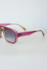 Lentes de sol con armazón de policarbonato negro de diseño geométrico con doble puente. Cuentan con protección UV400.