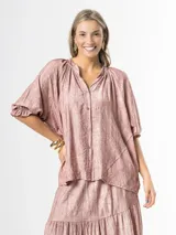 Camisa de cuello mao y calce oversize, con mangas abullonadas y cierre frontal con botones.