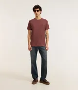 Remera básica de corte slim para hombre, confeccionada en suave algodón peruano con cuello redondo y mangas cortas, de diseño liso.