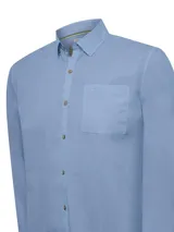 Camisa celeste de manga larga RKF Galiton, confeccionada en popelina 100% algodón orgánico. Cuenta con botones de madera, mangas ajustables, bolsillo de pecho con logo bordado y protección UPF +20.