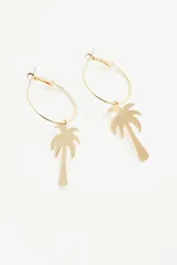 Aros de argolla dorados con dije colgante en forma de palmera, realizados en metal con acabado brillante.