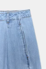 Jeans de tiro medio con corte wide leg y pernera ancha. Presenta pinzas delanteras, bolsillos frontales, bolsillos de plastrón en la espalda y cierre frontal con cremallera, botón interior y ganchos metálicos.