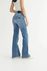 Pantalón de jean celeste, de corte oxford, tiro alto y calce ajustado en la cadera.