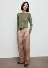 Remera manga larga color verde militar, con cuello barco y diseño entallado.