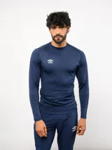 Remera térmica de manga larga Umbro, color azul marino, con cuello redondo y logo de la marca estampado en el pecho.