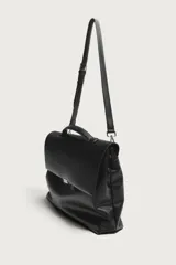 Bolso de mano y hombro color negro, con diseño estructurado, solapa frontal y cierre metálico. Cuenta con asa superior de mano y un compartimento principal amplio.
