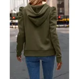 Buzo tipo hoodie de color azul marino, confeccionado en tejido suave con diseño de mangas princesa fruncidas en los hombros. Presenta capucha con cordones ajustables y puños elásticos.