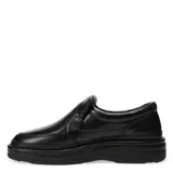 Mocasín de hombre color negro, estilo slip-on, confeccionado en cuero liso con elástico en el empeine para ajuste. Presenta una suela gruesa y texturizada de goma negra.