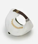 Gorra de algodón color blanco con visera curva y ajuste de hebilla de cuero marrón. Presenta bordado frontal con letras "Pagodinho F.C." en dorado.