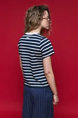 Remera de algodón con cuello redondo, manga corta y diseño de rayas horizontales en color azul marino y blanco.